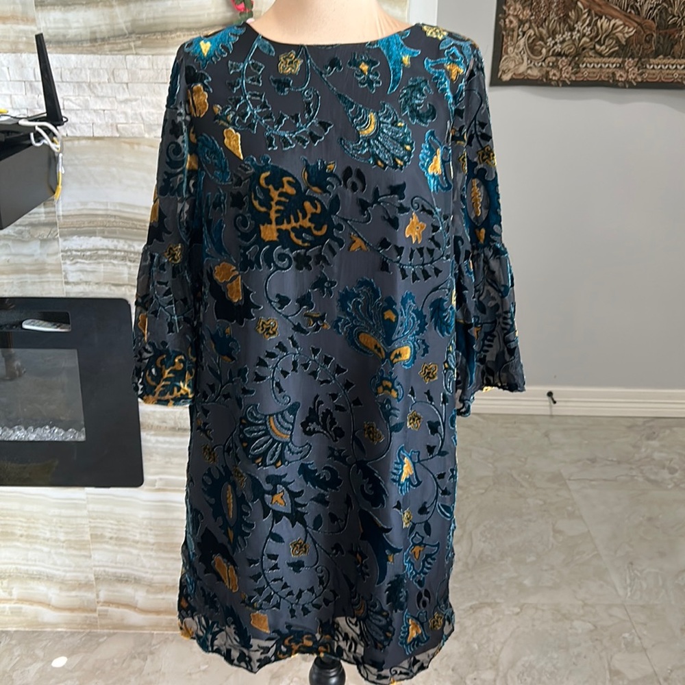 Carolina 2 Burnout Floral‎ Velvet Bell Sleeve Keyhole Back Shift Dress. Size 6